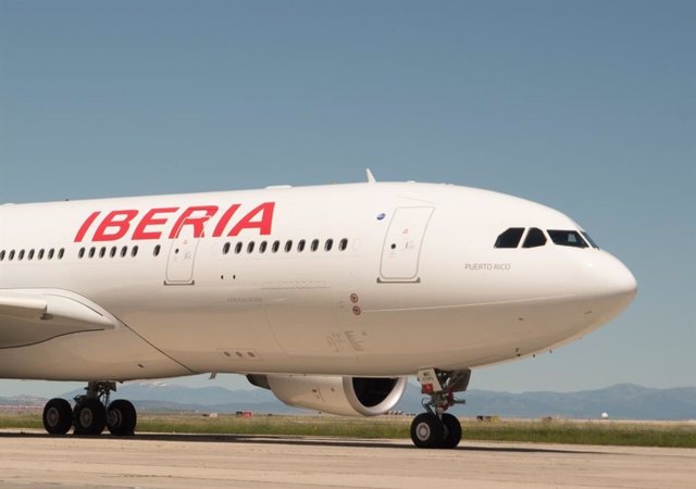 Varios viajeros durante la huelga del handling de Iberia convocada por UGT y CCOO en el en el aeropuerto Adolfo Suárez Madrid-Barajas, a 7 de enero de 2024