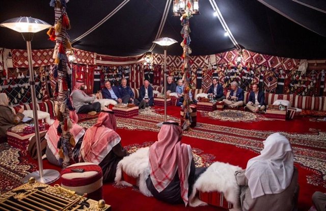 El príncipe heredero saudí, Mohamed bin Salmán, con miembros del Comité de Inteligencia del Senado de EEUU