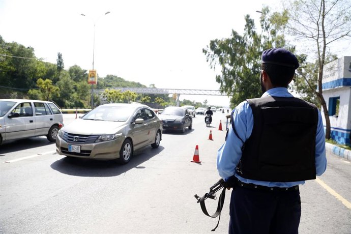 Archivo - Un policía en Pakistán