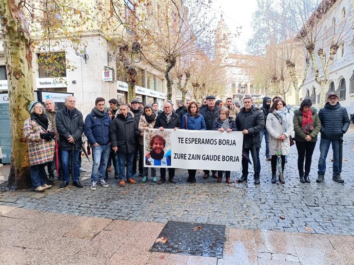 Concentración en el décimo aniversario de la desaparición en Colombia del fotógrafo Borja Lázaro, en Vitoria-Gasteiz