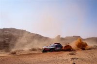 Carlos Sainz, nuevo líder del Dakar en la 50ª victoria de etapa de Peterhansel