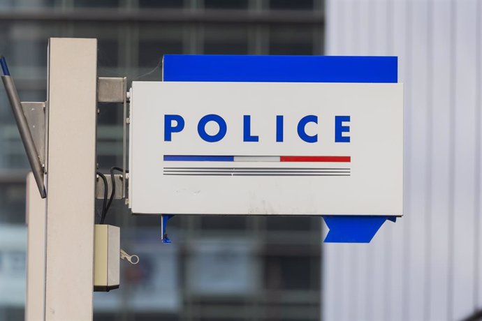 Archivo - October 27, 2023, Paris, France, France: Paris, France Octobre 27, 2023 - A national police force logo at the entrance to a police station..POLICE, LOGO, ILLUSTRATION, COMMISSARIAT, GENERIQUE, POLICIERS, COMMISSARIAT, FORCE DE POLICE, SECURITE