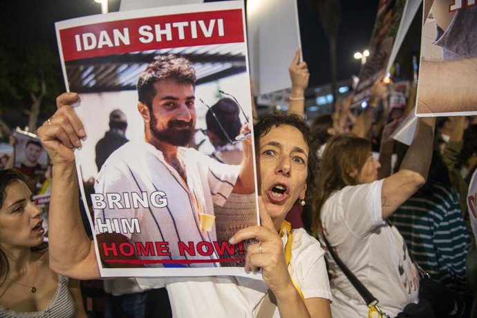 Archivo - November 4, 2023, Tel Aviv, Israel: A woman carries the portrait of Idan Shtivi kidnapped by Hamas on October 7. The demonstration for the release of the Hamas hostages kidnapped on October 7 is one of the most significant and most numerous si