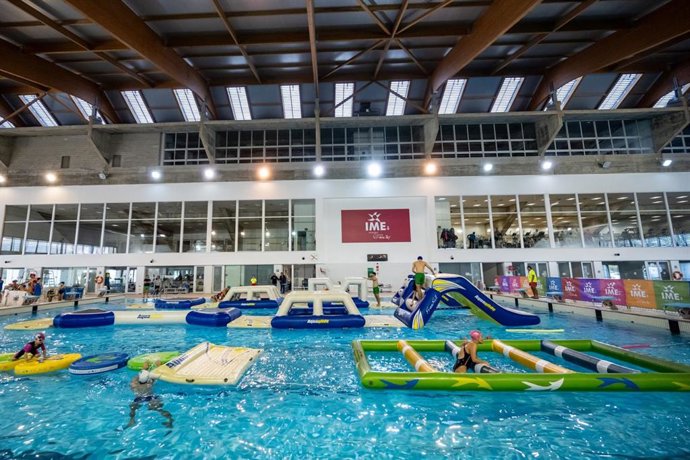 Cerca de 500 personas participan en la Fiesta Acuática de Navidad en las piscinas de Son Moix