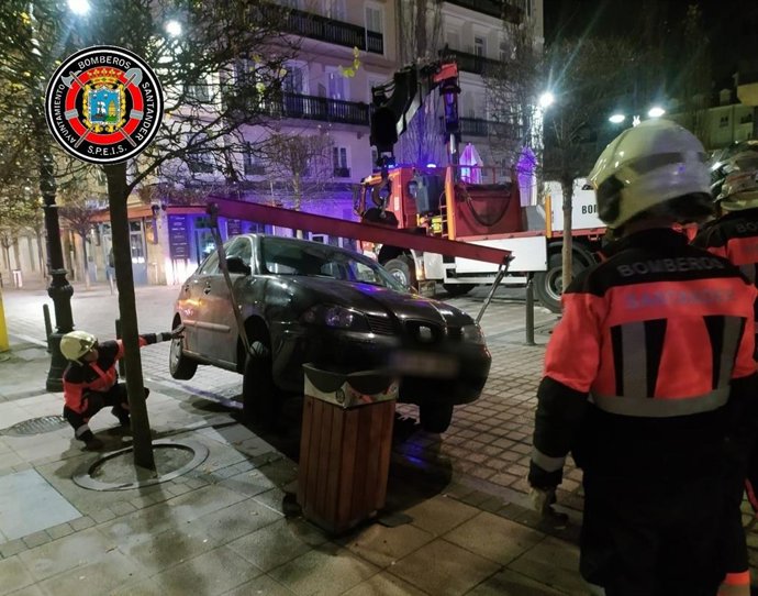 Bomberos de Santander liberan un coche accidentado de madrugada que quedó atrapado por un bolardo, en la calle Marcelino Sanz de Sautuola