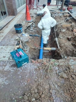 Operarios municipales trabajando en uno de los reventones de tuberías ocurridos este domingo en Logroño