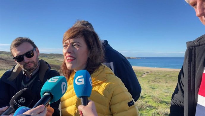 Marta Lois visita una playa de Ribeira (A Coruña) en el marco de la llegada de pellets de bolas de plástico.