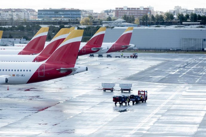 Un vehículo de handling de Iberia
