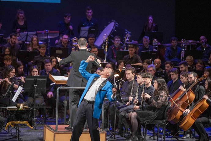 El concierto de la Banda Sinfónica de la Agrupación Musical San Indalecio, en el Auditorio Maestro Padilla, ha encandilado al público almeriense con la música clásica y los números del mago Gabi Magoo.