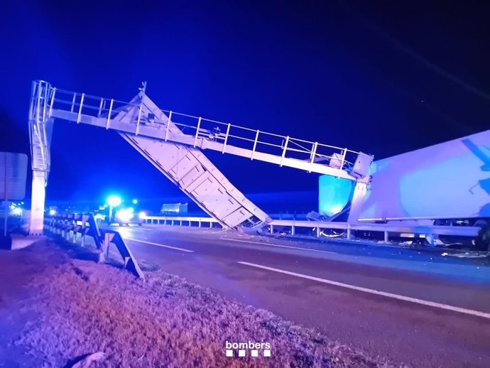 L'accident d'un camió a Vilagrassa (Lleida) talla l'A-2 en tots dos sentits