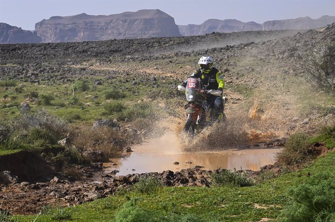 135 FALCON Carles (spa), Twintrail Racing Team, KTM, Moto, Originals by Motul, action during the Stage 1 of the Dakar 2024 on January 6, 2024 between Al-Ula and Al Henakiyah, Saudi Arabia - Photo Eric Vargiolu / DPPI