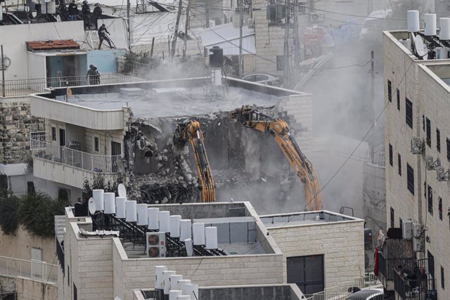 Las autoridades israelíes demuelen un edificio residencial palestino en Jerusalén Este