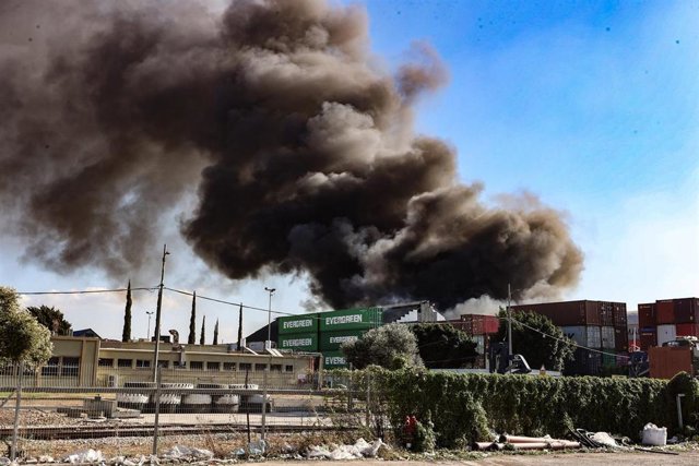 Archivo - Imagen de archivo de la ciudad israelí de Haifa tras recibir el impacto de un cohete
