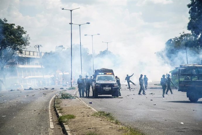 Archivo - Imagen de archivo de la Policía de Kenia dispersando a manifestantes con gases lacrimógenos en Nairobi