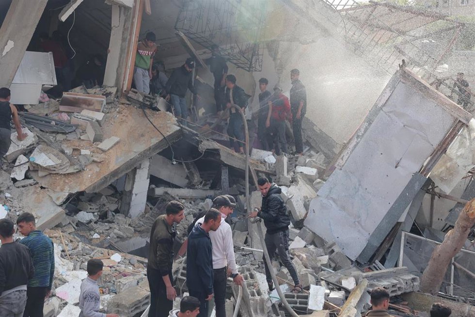 Un edifico destruido por los bombardeos israelíes contra la Franja de Gaza