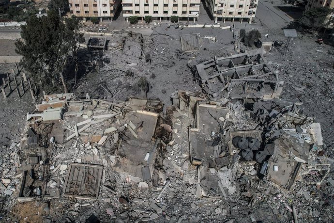 Archivo - Edificios destruidos en Jan Yunis, en el sur de la Franja de Gaza, por los bombardeos de Israel contra el enclave palestino (archivo)