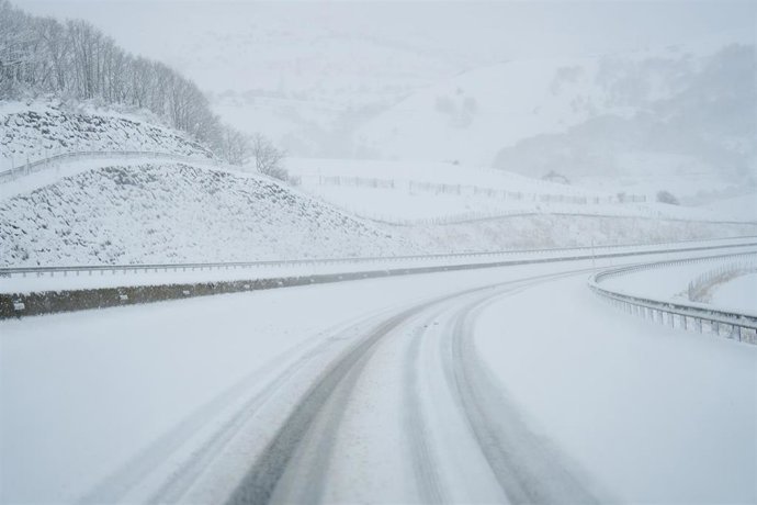 Archivo - Una carretera cubierta de nieve en Cantabria