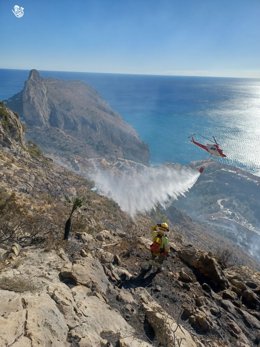 Bomberos tratan de apagar el incendio de Altea (Alicante)
