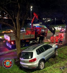 Bomberos de Santander liberan un vehículo accidentado en la Avenida de la Constitución