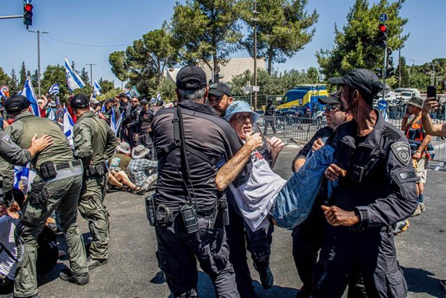 Archivo - La Policía de Israel desaloja una protesta frente a la Knesset contra la reforma judicial propuesta por el Gobierno (archivo)