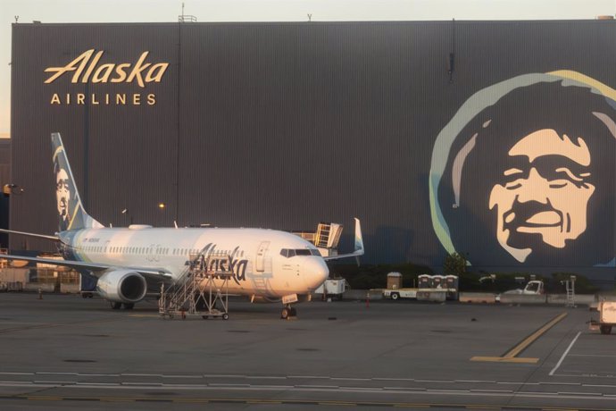 Archivo - June 12, 2023, Seattle, WA, United States: An Alaska Airlines Boeing 737 parked outside a maintenance hangar at SEATAC Airport in Seattle, Washington, USA.