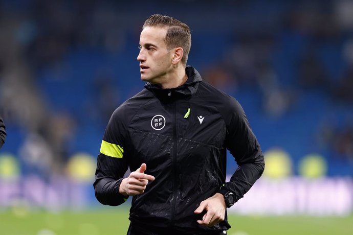 Archivo - Javier Alberola Rojas, referee of the match, warms up during the spanish league, La Liga Santander, football match played between Real Madrid and Valencia CF at Santiago Bernabeu stadium on february 02, 2023, in Madrid, Spain.