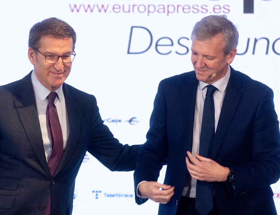 El líder del PP, Alberto Núñez Feijóo (i) y el candidato del PP a la Xunta de Galicia, Alfonso Rueda (d), durante un Desayuno Informativo de Europa Press, en el Hotel Rosewood Villa Magna, a 8 de enero de 2024, en Madrid (España).
