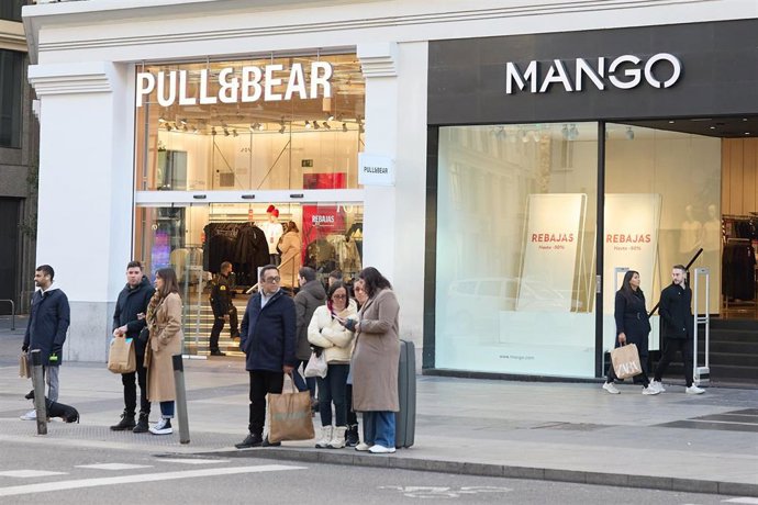 Varias personas salen de las tiendas con bolsas, durante las rebajas, en el centro de Madrid, a 7 de enero de 2024, en Madrid (España). 