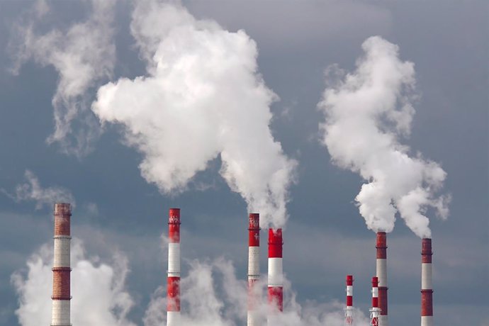 Archivo - Un aumento en los impuestos por tonelada de carbono hasta los 227 euros en 2050 logrará las emisiones cero netas (NZE), según Fedea. 
