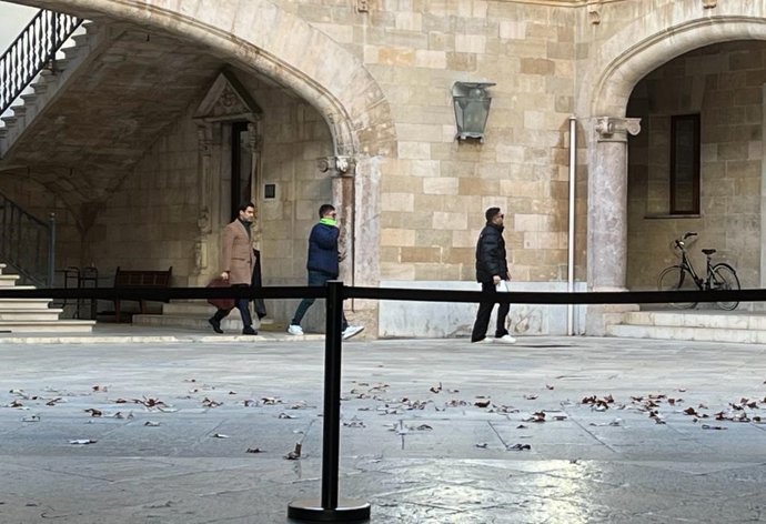 El profesor de baile y su pareja condenados por abusos sexuales a un alumno de la academia, en la Audiencia Provincial para una vista.