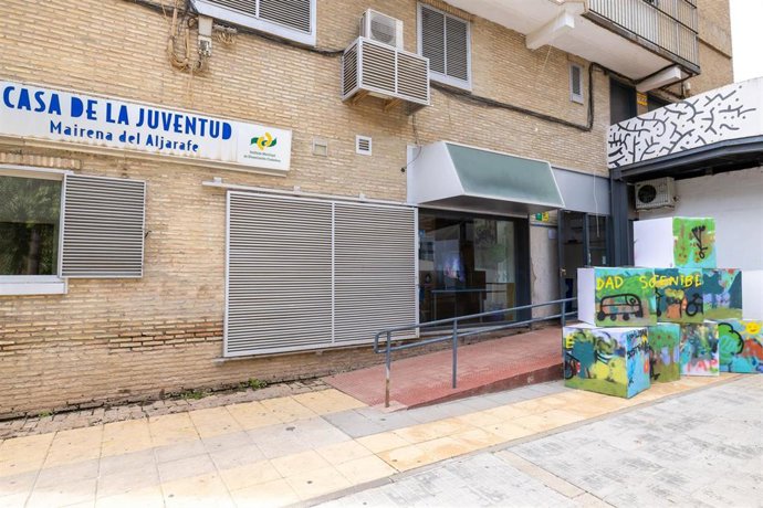 Entrada principal de la Casa de la Juventud en Mairena del Aljarafe (Sevilla).