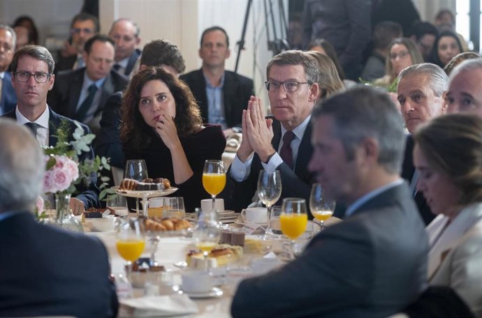 La presidenta de la Comunidad de Madrid, Isabel Díaz Ayuso y el líder del PP, Alberto Núñez Feijóo, durante un Desayuno Informativo de Europa Press, 