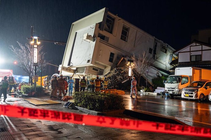 Trabajos de búsqueda en rescate en la localidad japonesa de Wajima tras el terremoto