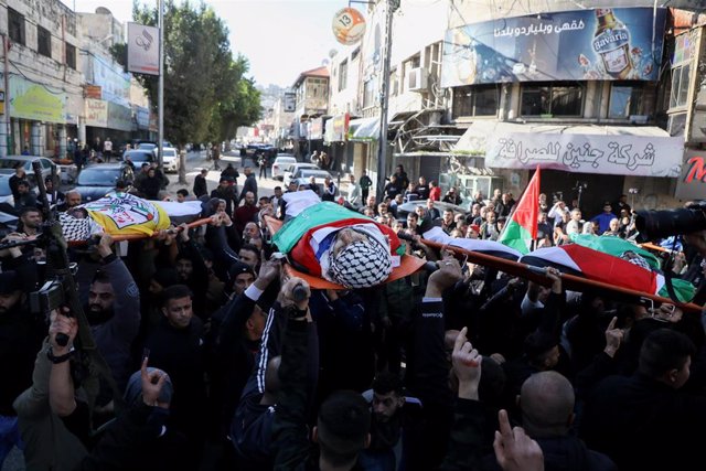 Procesión funeraria en Cisjordania, tras la muerte de seis ciudadanos palestinos por un ataque israelí.
