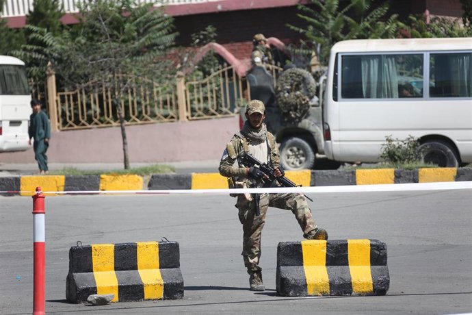 Archivo - Un talibán apostado en un puesto de control de Kabul