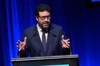 Trabajo avisa a CEOE de que si no firma una subida del SMI del 4%, acordará con sindicatos un alza mayor