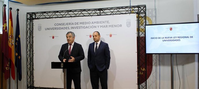 El consejero de Medio Ambiente, Universidades, Investigación y Mar Menor, Juan María Vázquez, junto con el director general de Universidades e Investigación, hace público el inicio de los trámites para la elaboración de la Ley de Universidades