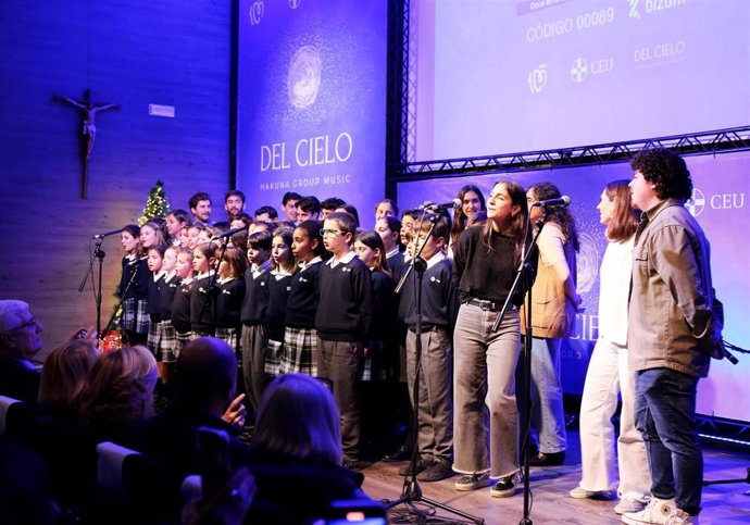 Hakina interpreta el villacinco 'Del Cielo', compuesto para CEU y Cáritas.