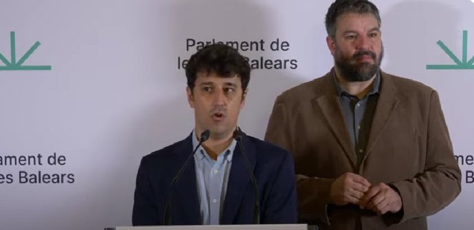 El portavoz de MÉS per Mallorca, Lluís Apesteguia, y el diputado Ferran Rosa, en rueda de prensa