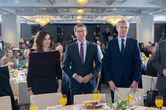 (I-D) La presidenta de la Comunidad de Madrid, Isabel Díaz Ayuso; el líder del PP, Alberto Núñez Feijóo y el candidato del PP a las elecciones gallegas, Alfonso Rueda, durante un Desayuno Informativo de Europa Press, en el Hotel Rosewood Villa Magna, a 8 