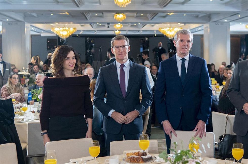(I-D) La presidenta de la Comunidad de Madrid, Isabel Díaz Ayuso; el líder del PP, Alberto Núñez Feijóo y el candidato del PP a las elecciones gallegas, Alfonso Rueda, durante un Desayuno Informativo de Europa Press, en el Hotel Rosewood Villa Magna, a 