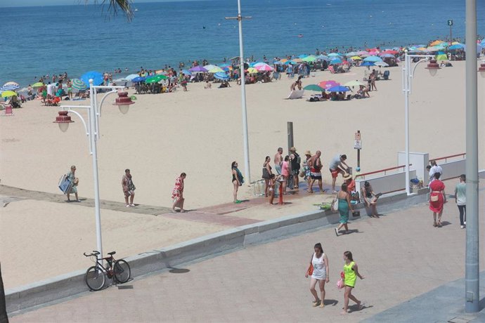 Archivo - Imagen de la playa de la Victoria durante el verano de 2023