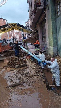 Imagen de los técnicos municipales reparando uno de los reventones ocurridos ayer en Logroño.