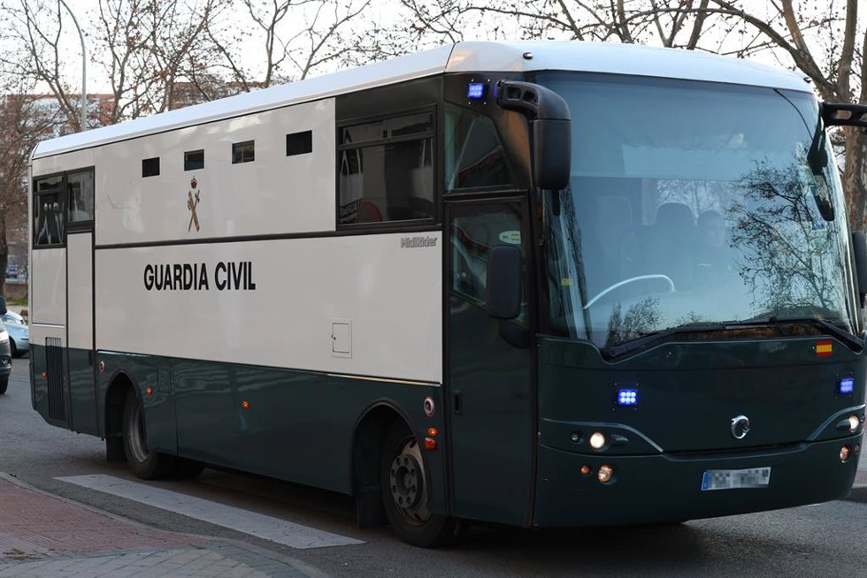 Archivo - El autobús de la Guardia Civil lleva a algunos miembros de 'Los Kikos' a su llegada a un juicio en la Audiencia Provincial de Madrid, a 30 de enero de 2023, en Madrid (España). El denominado clan de Los Kikos se ha sentado en el banquillo de