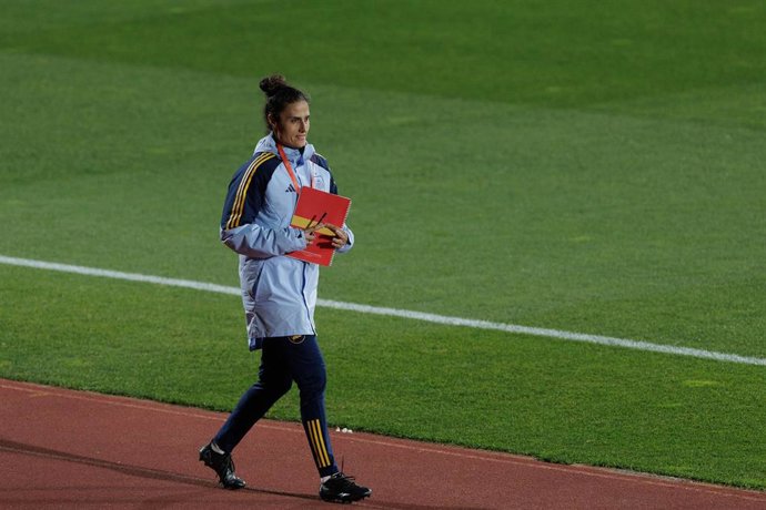 Archivo - La seleccionadora nacional femenina de fútbol Montse Tomé durante un entrenamiento