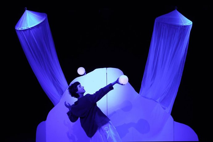 La Sala L'Horta inaugura su programación de 2024 con 'Estrelles', un poético espectáculo que introduce a los bebés en el fascinante misterio del firmamento.