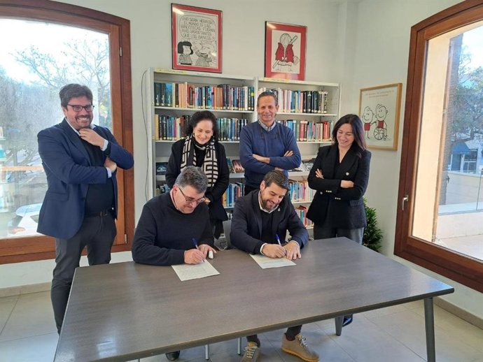 El conseller de Agricultura, Pesca y Medio Natural, Joan Simonet, y el regidor de Turismo, Cultura, Deportes, Restauración y Coordinación Municipal del Ayuntamiento de Palma, Javier Bonet.