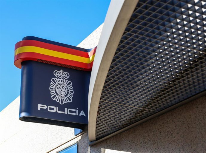 Archivo - Colores de la bandera de España envueltos en el logo de la policía en una comisaría en el distrito de Hortaleza, a 10 de julio de 2023, en Madrid (España). 
