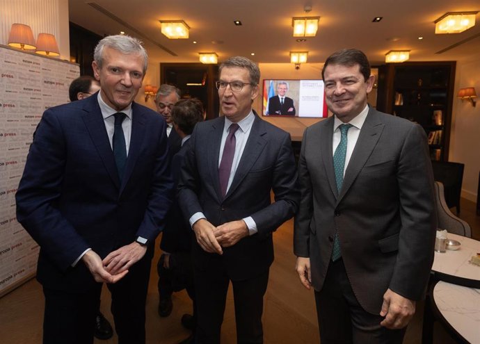 (I-D) El candidato del PP a las elecciones gallegas, Alfonso Rueda, el líder del PP, Alberto Núñez Feijóo y el presidente de la Junta de Castilla y  León, Alfonso Fernández Mañueco, a su llegada a un Desayuno Informativo de Europa Press, en el Hotel Ros