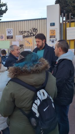 El concejal y portavoz adjunto de Con Málaga en el Ayuntamiento de la capital, Nico Sguiglia, ha asistido a la manifestación de familias del CEIP Domingo Lozano